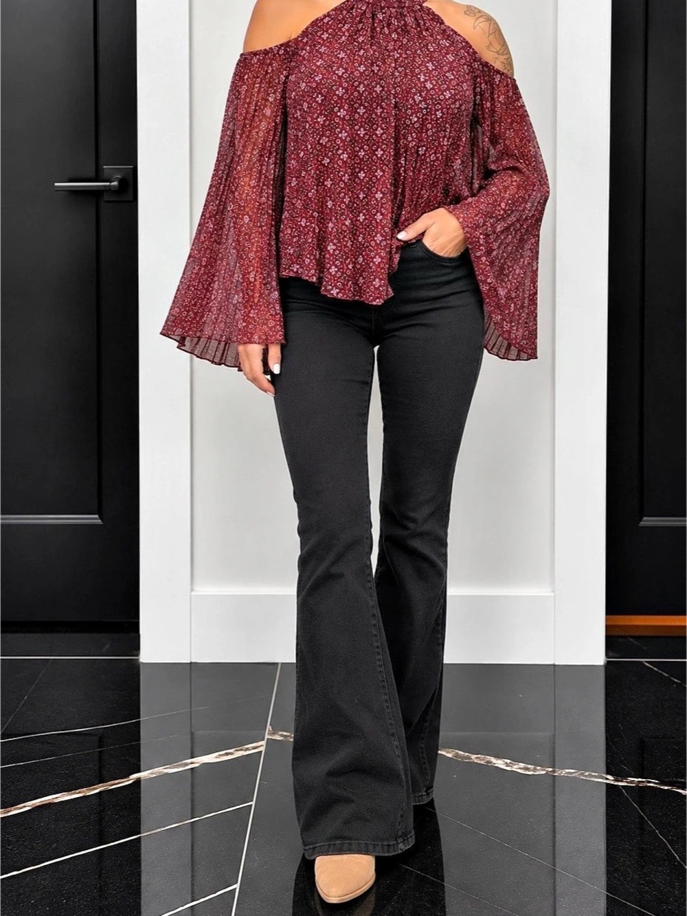 Romeo & Juliet Couture Floral Cold Shoulder Blouse in Burgundy Small Like New
